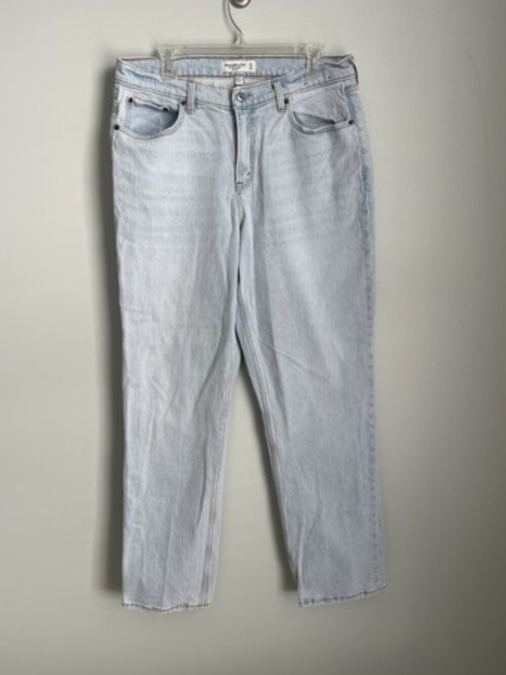 Abercrombie & Fitch The 90s Straight Mid Rise Jeans Curve Love Light Wash
